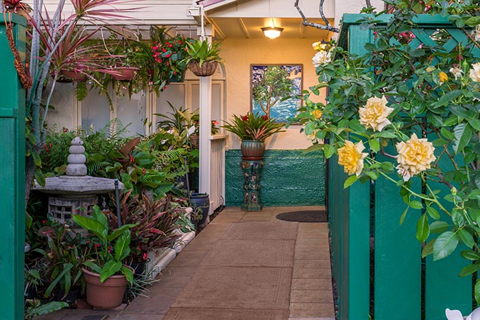 The Old Wailuku Inn at Ulupono Front Entry